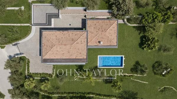 Mougins - Villa contemporaine neuve dans petit domaine privé