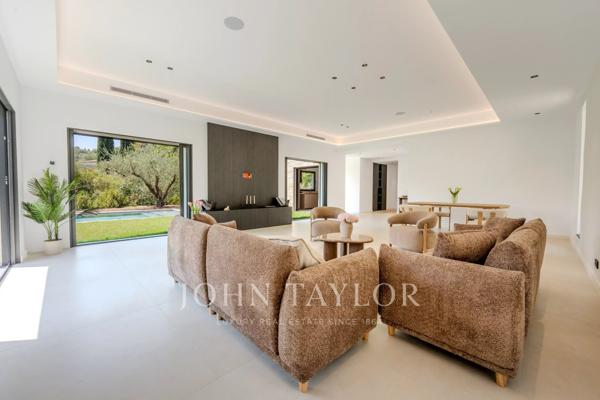 Mougins - Villa contemporaine neuve dans petit domaine privé
