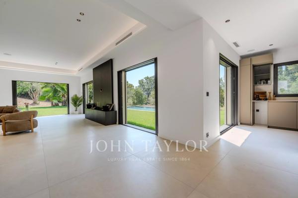 Mougins - Villa contemporaine neuve dans petit domaine privé