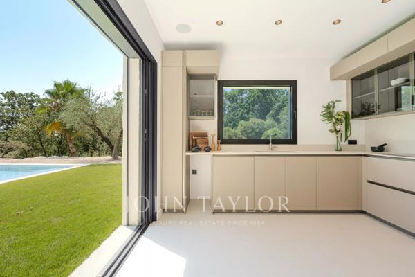 Mougins - Villa contemporaine neuve dans petit domaine privé
