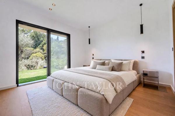 Mougins - Villa contemporaine neuve dans petit domaine privé