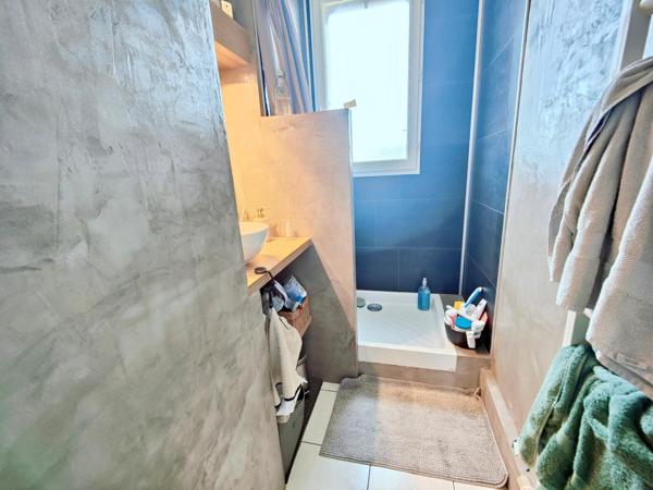 T4 rénové, lumineux, cave, proche Tram+ commodités