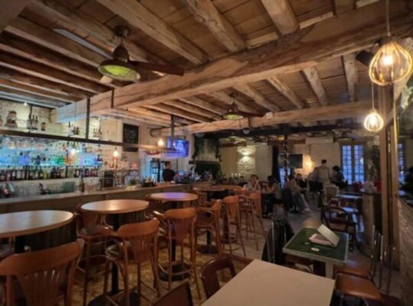 Idéal Implantation investisseur Bar restaurant Licence IV 130 m2 sur 850m2 au total Murs possibles