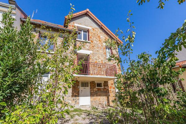 Maison meulière ,Quartier résidentiel calme , Proche RER B, Garage, Sous-sol total.