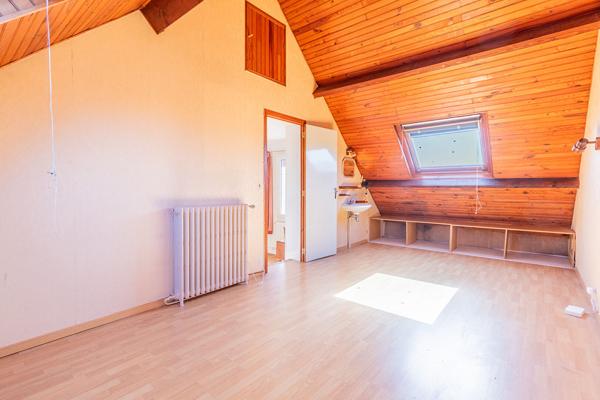 Maison meulière ,Quartier résidentiel calme , Proche RER B, Garage, Sous-sol total.