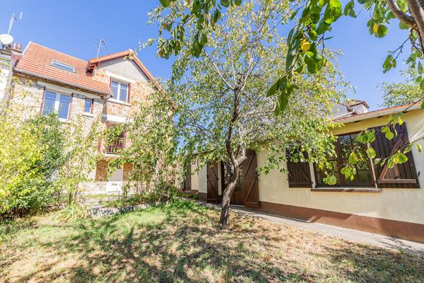 Maison meulière ,Quartier résidentiel calme , Proche RER B, Garage, Sous-sol total.