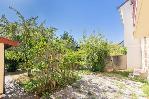 Maison meulière ,Quartier résidentiel calme , Proche RER B, Garage, Sous-sol total.