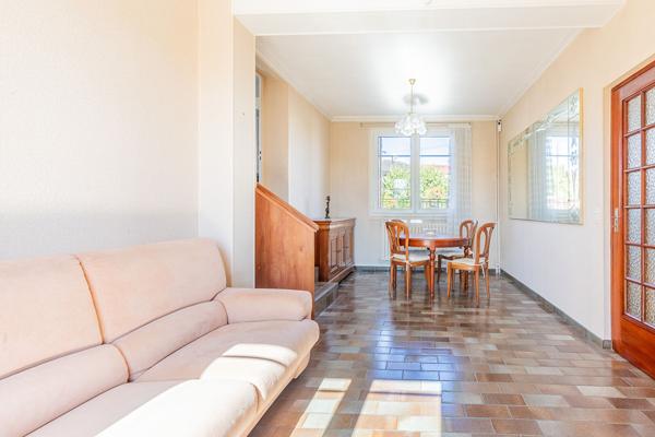 Maison meulière ,Quartier résidentiel calme , Proche RER B, Garage, Sous-sol total.