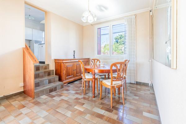 Maison meulière ,Quartier résidentiel calme , Proche RER B, Garage, Sous-sol total.