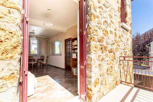 Maison meulière ,Quartier résidentiel calme , Proche RER B, Garage, Sous-sol total.