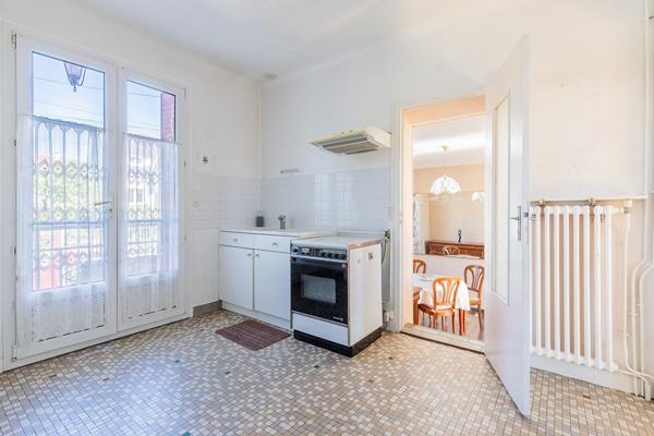 Maison meulière ,Quartier résidentiel calme , Proche RER B, Garage, Sous-sol total.