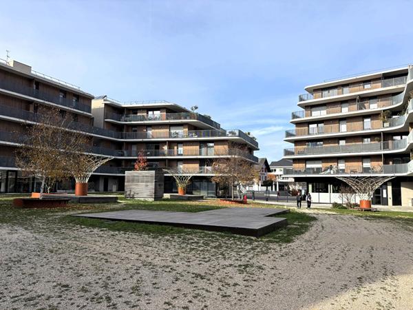 Rare à la vente ! Superbe T2 récent avec terrasse dans le centre de Challes-les-Eaux