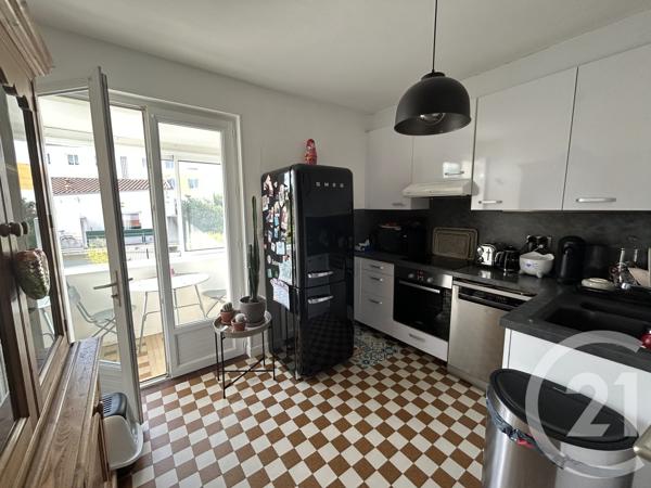 Appartement F3 à vendre  3 pièces - 65 m 2   LA ROCHELLE  - 17