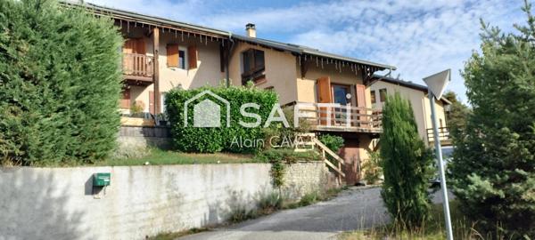 Chalet de 145m² avec garage en sousol sur 914m² de terrain