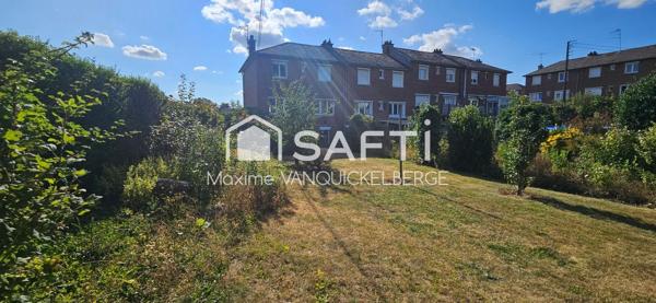 Maison semi-individuelle avec 3 chambres, bureau, garage, sous-sol et jardin.