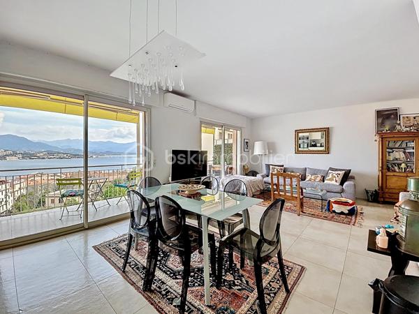 AJACCIO - Idéalement situé en plein cœur d’Ajaccio, à seulement 50 mètres du cours Napoléon, découvrez ce magnifique appartement traversant d'une superficie de 90m², niché au sein d’une résidence sécurisée avec barrière d’accès et digicode, bénéficiant d’un parking collectif.

Entièrement rénové et repensé par un architecte, cet ancien T4 a été transformé en un élégant T3 offrant des volumes généreux, une circulation fluide et des prestations de qualité. Dès l’entrée, vous serez séduit par son vaste espace de vie baigné de lumière, composé d’un séjour ouvert sur une cuisine équipée contemporaine. Cet espace convivial se prolonge par une superbe terrasse offrant une vue exceptionnelle, dégagée et sans vis-à-vis sur la baie d’Ajaccio, un véritable écrin au quotidien. Il comprend également deux belles chambres, un corridor avec placards, une salle de bains, une salle d'eau, un WC séparé, un dressing aménagé ainsi que d’une seconde terrasse apportant confort et fonctionnalité. Il dispose également d'une cave.

Des prestations soignées viennent compléter ce bien : climatisation réversible, double vitrages, volets roulants électriques, stores bannes électriques… Chaque détail a été pensé pour conjuguer confort moderne et qualité de vie.
Sa situation privilégiée permet de profiter pleinement de tous les atouts de la vie citadine : commerces, services, transports en commun, établissements scolaires (écoles, collèges et lycée) accessibles à proximité immédiate.
Ce bien vous garanti une consommation énergétique maîtrisé et un faible impact environnemental, avec un DPE classé B et un GES classé A

Un bien unique qui offre le meilleur du centre-ville : une adresse pratique, un intérieur élégant, des extérieurs agréables et une vue spectaculaire sur la baie d’Ajaccio… la vie urbaine sans ses contraintes.

Pour toute information et visite contactez Pierrine MURRONI - BSK Immobilier : 0617092828
