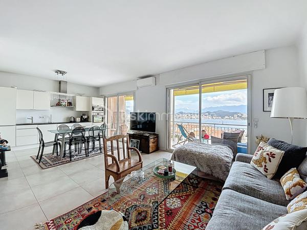 AJACCIO - Idéalement situé en plein cœur d’Ajaccio, à seulement 50 mètres du cours Napoléon, découvrez ce magnifique appartement traversant d'une superficie de 90m², niché au sein d’une résidence sécurisée avec barrière d’accès et digicode, bénéficiant d’un parking collectif.

Entièrement rénové et repensé par un architecte, cet ancien T4 a été transformé en un élégant T3 offrant des volumes généreux, une circulation fluide et des prestations de qualité. Dès l’entrée, vous serez séduit par son vaste espace de vie baigné de lumière, composé d’un séjour ouvert sur une cuisine équipée contemporaine. Cet espace convivial se prolonge par une superbe terrasse offrant une vue exceptionnelle, dégagée et sans vis-à-vis sur la baie d’Ajaccio, un véritable écrin au quotidien. Il comprend également deux belles chambres, un corridor avec placards, une salle de bains, une salle d'eau, un WC séparé, un dressing aménagé ainsi que d’une seconde terrasse apportant confort et fonctionnalité. Il dispose également d'une cave.

Des prestations soignées viennent compléter ce bien : climatisation réversible, double vitrages, volets roulants électriques, stores bannes électriques… Chaque détail a été pensé pour conjuguer confort moderne et qualité de vie.
Sa situation privilégiée permet de profiter pleinement de tous les atouts de la vie citadine : commerces, services, transports en commun, établissements scolaires (écoles, collèges et lycée) accessibles à proximité immédiate.
Ce bien vous garanti une consommation énergétique maîtrisé et un faible impact environnemental, avec un DPE classé B et un GES classé A

Un bien unique qui offre le meilleur du centre-ville : une adresse pratique, un intérieur élégant, des extérieurs agréables et une vue spectaculaire sur la baie d’Ajaccio… la vie urbaine sans ses contraintes.

Pour toute information et visite contactez Pierrine MURRONI - BSK Immobilier : 0617092828
