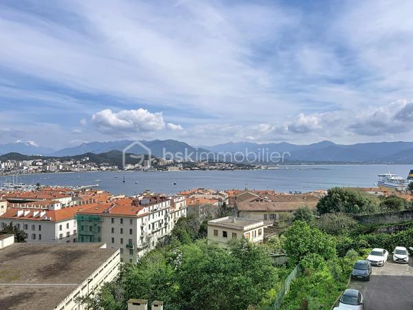 AJACCIO - Idéalement situé en plein cœur d’Ajaccio, à seulement 50 mètres du cours Napoléon, découvrez ce magnifique appartement traversant d'une superficie de 90m², niché au sein d’une résidence sécurisée avec barrière d’accès et digicode, bénéficiant d’un parking collectif.

Entièrement rénové et repensé par un architecte, cet ancien T4 a été transformé en un élégant T3 offrant des volumes généreux, une circulation fluide et des prestations de qualité. Dès l’entrée, vous serez séduit par son vaste espace de vie baigné de lumière, composé d’un séjour ouvert sur une cuisine équipée contemporaine. Cet espace convivial se prolonge par une superbe terrasse offrant une vue exceptionnelle, dégagée et sans vis-à-vis sur la baie d’Ajaccio, un véritable écrin au quotidien. Il comprend également deux belles chambres, un corridor avec placards, une salle de bains, une salle d'eau, un WC séparé, un dressing aménagé ainsi que d’une seconde terrasse apportant confort et fonctionnalité. Il dispose également d'une cave.

Des prestations soignées viennent compléter ce bien : climatisation réversible, double vitrages, volets roulants électriques, stores bannes électriques… Chaque détail a été pensé pour conjuguer confort moderne et qualité de vie.
Sa situation privilégiée permet de profiter pleinement de tous les atouts de la vie citadine : commerces, services, transports en commun, établissements scolaires (écoles, collèges et lycée) accessibles à proximité immédiate.
Ce bien vous garanti une consommation énergétique maîtrisé et un faible impact environnemental, avec un DPE classé B et un GES classé A

Un bien unique qui offre le meilleur du centre-ville : une adresse pratique, un intérieur élégant, des extérieurs agréables et une vue spectaculaire sur la baie d’Ajaccio… la vie urbaine sans ses contraintes.

Pour toute information et visite contactez Pierrine MURRONI - BSK Immobilier : 0617092828