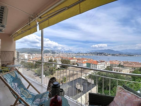AJACCIO - Idéalement situé en plein cœur d’Ajaccio, à seulement 50 mètres du cours Napoléon, découvrez ce magnifique appartement traversant d'une superficie de 90m², niché au sein d’une résidence sécurisée avec barrière d’accès et digicode, bénéficiant d’un parking collectif.

Entièrement rénové et repensé par un architecte, cet ancien T4 a été transformé en un élégant T3 offrant des volumes généreux, une circulation fluide et des prestations de qualité. Dès l’entrée, vous serez séduit par son vaste espace de vie baigné de lumière, composé d’un séjour ouvert sur une cuisine équipée contemporaine. Cet espace convivial se prolonge par une superbe terrasse offrant une vue exceptionnelle, dégagée et sans vis-à-vis sur la baie d’Ajaccio, un véritable écrin au quotidien. Il comprend également deux belles chambres, un corridor avec placards, une salle de bains, une salle d'eau, un WC séparé, un dressing aménagé ainsi que d’une seconde terrasse apportant confort et fonctionnalité. Il dispose également d'une cave.

Des prestations soignées viennent compléter ce bien : climatisation réversible, double vitrages, volets roulants électriques, stores bannes électriques… Chaque détail a été pensé pour conjuguer confort moderne et qualité de vie.
Sa situation privilégiée permet de profiter pleinement de tous les atouts de la vie citadine : commerces, services, transports en commun, établissements scolaires (écoles, collèges et lycée) accessibles à proximité immédiate.
Ce bien vous garanti une consommation énergétique maîtrisé et un faible impact environnemental, avec un DPE classé B et un GES classé A

Un bien unique qui offre le meilleur du centre-ville : une adresse pratique, un intérieur élégant, des extérieurs agréables et une vue spectaculaire sur la baie d’Ajaccio… la vie urbaine sans ses contraintes.

Pour toute information et visite contactez Pierrine MURRONI - BSK Immobilier : 0617092828