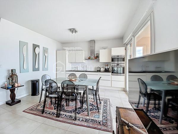 AJACCIO - Idéalement situé en plein cœur d’Ajaccio, à seulement 50 mètres du cours Napoléon, découvrez ce magnifique appartement traversant d'une superficie de 90m², niché au sein d’une résidence sécurisée avec barrière d’accès et digicode, bénéficiant d’un parking collectif.

Entièrement rénové et repensé par un architecte, cet ancien T4 a été transformé en un élégant T3 offrant des volumes généreux, une circulation fluide et des prestations de qualité. Dès l’entrée, vous serez séduit par son vaste espace de vie baigné de lumière, composé d’un séjour ouvert sur une cuisine équipée contemporaine. Cet espace convivial se prolonge par une superbe terrasse offrant une vue exceptionnelle, dégagée et sans vis-à-vis sur la baie d’Ajaccio, un véritable écrin au quotidien. Il comprend également deux belles chambres, un corridor avec placards, une salle de bains, une salle d'eau, un WC séparé, un dressing aménagé ainsi que d’une seconde terrasse apportant confort et fonctionnalité. Il dispose également d'une cave.

Des prestations soignées viennent compléter ce bien : climatisation réversible, double vitrages, volets roulants électriques, stores bannes électriques… Chaque détail a été pensé pour conjuguer confort moderne et qualité de vie.
Sa situation privilégiée permet de profiter pleinement de tous les atouts de la vie citadine : commerces, services, transports en commun, établissements scolaires (écoles, collèges et lycée) accessibles à proximité immédiate.
Ce bien vous garanti une consommation énergétique maîtrisé et un faible impact environnemental, avec un DPE classé B et un GES classé A

Un bien unique qui offre le meilleur du centre-ville : une adresse pratique, un intérieur élégant, des extérieurs agréables et une vue spectaculaire sur la baie d’Ajaccio… la vie urbaine sans ses contraintes.

Pour toute information et visite contactez Pierrine MURRONI - BSK Immobilier : 0617092828