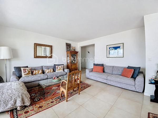 AJACCIO - Idéalement situé en plein cœur d’Ajaccio, à seulement 50 mètres du cours Napoléon, découvrez ce magnifique appartement traversant d'une superficie de 90m², niché au sein d’une résidence sécurisée avec barrière d’accès et digicode, bénéficiant d’un parking collectif.

Entièrement rénové et repensé par un architecte, cet ancien T4 a été transformé en un élégant T3 offrant des volumes généreux, une circulation fluide et des prestations de qualité. Dès l’entrée, vous serez séduit par son vaste espace de vie baigné de lumière, composé d’un séjour ouvert sur une cuisine équipée contemporaine. Cet espace convivial se prolonge par une superbe terrasse offrant une vue exceptionnelle, dégagée et sans vis-à-vis sur la baie d’Ajaccio, un véritable écrin au quotidien. Il comprend également deux belles chambres, un corridor avec placards, une salle de bains, une salle d'eau, un WC séparé, un dressing aménagé ainsi que d’une seconde terrasse apportant confort et fonctionnalité. Il dispose également d'une cave.

Des prestations soignées viennent compléter ce bien : climatisation réversible, double vitrages, volets roulants électriques, stores bannes électriques… Chaque détail a été pensé pour conjuguer confort moderne et qualité de vie.
Sa situation privilégiée permet de profiter pleinement de tous les atouts de la vie citadine : commerces, services, transports en commun, établissements scolaires (écoles, collèges et lycée) accessibles à proximité immédiate.
Ce bien vous garanti une consommation énergétique maîtrisé et un faible impact environnemental, avec un DPE classé B et un GES classé A

Un bien unique qui offre le meilleur du centre-ville : une adresse pratique, un intérieur élégant, des extérieurs agréables et une vue spectaculaire sur la baie d’Ajaccio… la vie urbaine sans ses contraintes.

Pour toute information et visite contactez Pierrine MURRONI - BSK Immobilier : 0617092828