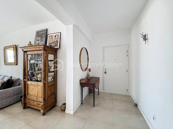 AJACCIO - Idéalement situé en plein cœur d’Ajaccio, à seulement 50 mètres du cours Napoléon, découvrez ce magnifique appartement traversant d'une superficie de 90m², niché au sein d’une résidence sécurisée avec barrière d’accès et digicode, bénéficiant d’un parking collectif.

Entièrement rénové et repensé par un architecte, cet ancien T4 a été transformé en un élégant T3 offrant des volumes généreux, une circulation fluide et des prestations de qualité. Dès l’entrée, vous serez séduit par son vaste espace de vie baigné de lumière, composé d’un séjour ouvert sur une cuisine équipée contemporaine. Cet espace convivial se prolonge par une superbe terrasse offrant une vue exceptionnelle, dégagée et sans vis-à-vis sur la baie d’Ajaccio, un véritable écrin au quotidien. Il comprend également deux belles chambres, un corridor avec placards, une salle de bains, une salle d'eau, un WC séparé, un dressing aménagé ainsi que d’une seconde terrasse apportant confort et fonctionnalité. Il dispose également d'une cave.

Des prestations soignées viennent compléter ce bien : climatisation réversible, double vitrages, volets roulants électriques, stores bannes électriques… Chaque détail a été pensé pour conjuguer confort moderne et qualité de vie.
Sa situation privilégiée permet de profiter pleinement de tous les atouts de la vie citadine : commerces, services, transports en commun, établissements scolaires (écoles, collèges et lycée) accessibles à proximité immédiate.
Ce bien vous garanti une consommation énergétique maîtrisé et un faible impact environnemental, avec un DPE classé B et un GES classé A

Un bien unique qui offre le meilleur du centre-ville : une adresse pratique, un intérieur élégant, des extérieurs agréables et une vue spectaculaire sur la baie d’Ajaccio… la vie urbaine sans ses contraintes.

Pour toute information et visite contactez Pierrine MURRONI - BSK Immobilier : 0617092828