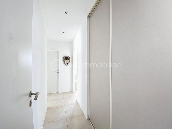 AJACCIO - Idéalement situé en plein cœur d’Ajaccio, à seulement 50 mètres du cours Napoléon, découvrez ce magnifique appartement traversant d'une superficie de 90m², niché au sein d’une résidence sécurisée avec barrière d’accès et digicode, bénéficiant d’un parking collectif.

Entièrement rénové et repensé par un architecte, cet ancien T4 a été transformé en un élégant T3 offrant des volumes généreux, une circulation fluide et des prestations de qualité. Dès l’entrée, vous serez séduit par son vaste espace de vie baigné de lumière, composé d’un séjour ouvert sur une cuisine équipée contemporaine. Cet espace convivial se prolonge par une superbe terrasse offrant une vue exceptionnelle, dégagée et sans vis-à-vis sur la baie d’Ajaccio, un véritable écrin au quotidien. Il comprend également deux belles chambres, un corridor avec placards, une salle de bains, une salle d'eau, un WC séparé, un dressing aménagé ainsi que d’une seconde terrasse apportant confort et fonctionnalité. Il dispose également d'une cave.

Des prestations soignées viennent compléter ce bien : climatisation réversible, double vitrages, volets roulants électriques, stores bannes électriques… Chaque détail a été pensé pour conjuguer confort moderne et qualité de vie.
Sa situation privilégiée permet de profiter pleinement de tous les atouts de la vie citadine : commerces, services, transports en commun, établissements scolaires (écoles, collèges et lycée) accessibles à proximité immédiate.
Ce bien vous garanti une consommation énergétique maîtrisé et un faible impact environnemental, avec un DPE classé B et un GES classé A

Un bien unique qui offre le meilleur du centre-ville : une adresse pratique, un intérieur élégant, des extérieurs agréables et une vue spectaculaire sur la baie d’Ajaccio… la vie urbaine sans ses contraintes.

Pour toute information et visite contactez Pierrine MURRONI - BSK Immobilier : 0617092828