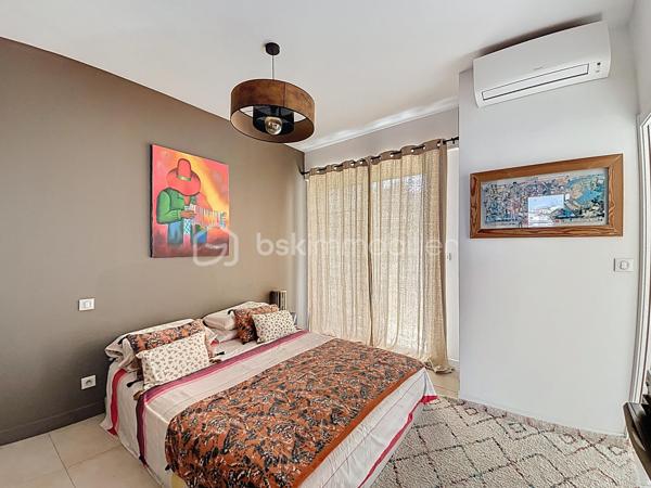 AJACCIO - Idéalement situé en plein cœur d’Ajaccio, à seulement 50 mètres du cours Napoléon, découvrez ce magnifique appartement traversant d'une superficie de 90m², niché au sein d’une résidence sécurisée avec barrière d’accès et digicode, bénéficiant d’un parking collectif.

Entièrement rénové et repensé par un architecte, cet ancien T4 a été transformé en un élégant T3 offrant des volumes généreux, une circulation fluide et des prestations de qualité. Dès l’entrée, vous serez séduit par son vaste espace de vie baigné de lumière, composé d’un séjour ouvert sur une cuisine équipée contemporaine. Cet espace convivial se prolonge par une superbe terrasse offrant une vue exceptionnelle, dégagée et sans vis-à-vis sur la baie d’Ajaccio, un véritable écrin au quotidien. Il comprend également deux belles chambres, un corridor avec placards, une salle de bains, une salle d'eau, un WC séparé, un dressing aménagé ainsi que d’une seconde terrasse apportant confort et fonctionnalité. Il dispose également d'une cave.

Des prestations soignées viennent compléter ce bien : climatisation réversible, double vitrages, volets roulants électriques, stores bannes électriques… Chaque détail a été pensé pour conjuguer confort moderne et qualité de vie.
Sa situation privilégiée permet de profiter pleinement de tous les atouts de la vie citadine : commerces, services, transports en commun, établissements scolaires (écoles, collèges et lycée) accessibles à proximité immédiate.
Ce bien vous garanti une consommation énergétique maîtrisé et un faible impact environnemental, avec un DPE classé B et un GES classé A

Un bien unique qui offre le meilleur du centre-ville : une adresse pratique, un intérieur élégant, des extérieurs agréables et une vue spectaculaire sur la baie d’Ajaccio… la vie urbaine sans ses contraintes.

Pour toute information et visite contactez Pierrine MURRONI - BSK Immobilier : 0617092828