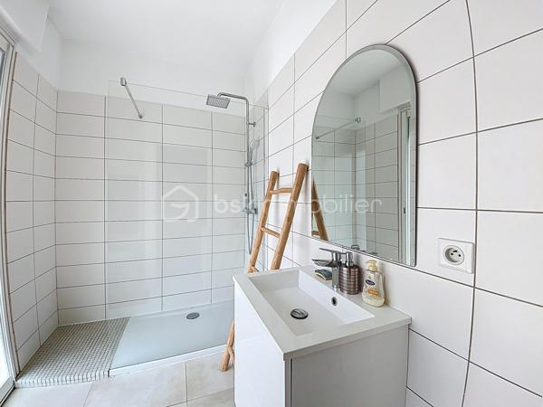 AJACCIO - Idéalement situé en plein cœur d’Ajaccio, à seulement 50 mètres du cours Napoléon, découvrez ce magnifique appartement traversant d'une superficie de 90m², niché au sein d’une résidence sécurisée avec barrière d’accès et digicode, bénéficiant d’un parking collectif.

Entièrement rénové et repensé par un architecte, cet ancien T4 a été transformé en un élégant T3 offrant des volumes généreux, une circulation fluide et des prestations de qualité. Dès l’entrée, vous serez séduit par son vaste espace de vie baigné de lumière, composé d’un séjour ouvert sur une cuisine équipée contemporaine. Cet espace convivial se prolonge par une superbe terrasse offrant une vue exceptionnelle, dégagée et sans vis-à-vis sur la baie d’Ajaccio, un véritable écrin au quotidien. Il comprend également deux belles chambres, un corridor avec placards, une salle de bains, une salle d'eau, un WC séparé, un dressing aménagé ainsi que d’une seconde terrasse apportant confort et fonctionnalité. Il dispose également d'une cave.

Des prestations soignées viennent compléter ce bien : climatisation réversible, double vitrages, volets roulants électriques, stores bannes électriques… Chaque détail a été pensé pour conjuguer confort moderne et qualité de vie.
Sa situation privilégiée permet de profiter pleinement de tous les atouts de la vie citadine : commerces, services, transports en commun, établissements scolaires (écoles, collèges et lycée) accessibles à proximité immédiate.
Ce bien vous garanti une consommation énergétique maîtrisé et un faible impact environnemental, avec un DPE classé B et un GES classé A

Un bien unique qui offre le meilleur du centre-ville : une adresse pratique, un intérieur élégant, des extérieurs agréables et une vue spectaculaire sur la baie d’Ajaccio… la vie urbaine sans ses contraintes.

Pour toute information et visite contactez Pierrine MURRONI - BSK Immobilier : 0617092828