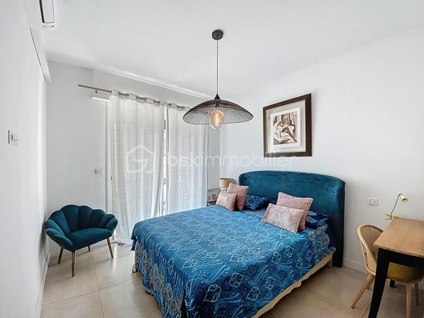 AJACCIO - Idéalement situé en plein cœur d’Ajaccio, à seulement 50 mètres du cours Napoléon, découvrez ce magnifique appartement traversant d'une superficie de 90m², niché au sein d’une résidence sécurisée avec barrière d’accès et digicode, bénéficiant d’un parking collectif.

Entièrement rénové et repensé par un architecte, cet ancien T4 a été transformé en un élégant T3 offrant des volumes généreux, une circulation fluide et des prestations de qualité. Dès l’entrée, vous serez séduit par son vaste espace de vie baigné de lumière, composé d’un séjour ouvert sur une cuisine équipée contemporaine. Cet espace convivial se prolonge par une superbe terrasse offrant une vue exceptionnelle, dégagée et sans vis-à-vis sur la baie d’Ajaccio, un véritable écrin au quotidien. Il comprend également deux belles chambres, un corridor avec placards, une salle de bains, une salle d'eau, un WC séparé, un dressing aménagé ainsi que d’une seconde terrasse apportant confort et fonctionnalité. Il dispose également d'une cave.

Des prestations soignées viennent compléter ce bien : climatisation réversible, double vitrages, volets roulants électriques, stores bannes électriques… Chaque détail a été pensé pour conjuguer confort moderne et qualité de vie.
Sa situation privilégiée permet de profiter pleinement de tous les atouts de la vie citadine : commerces, services, transports en commun, établissements scolaires (écoles, collèges et lycée) accessibles à proximité immédiate.
Ce bien vous garanti une consommation énergétique maîtrisé et un faible impact environnemental, avec un DPE classé B et un GES classé A

Un bien unique qui offre le meilleur du centre-ville : une adresse pratique, un intérieur élégant, des extérieurs agréables et une vue spectaculaire sur la baie d’Ajaccio… la vie urbaine sans ses contraintes.

Pour toute information et visite contactez Pierrine MURRONI - BSK Immobilier : 0617092828