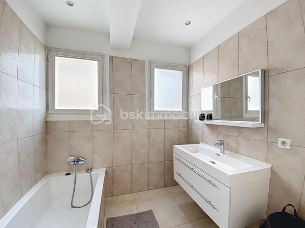 AJACCIO - Idéalement situé en plein cœur d’Ajaccio, à seulement 50 mètres du cours Napoléon, découvrez ce magnifique appartement traversant d'une superficie de 90m², niché au sein d’une résidence sécurisée avec barrière d’accès et digicode, bénéficiant d’un parking collectif.

Entièrement rénové et repensé par un architecte, cet ancien T4 a été transformé en un élégant T3 offrant des volumes généreux, une circulation fluide et des prestations de qualité. Dès l’entrée, vous serez séduit par son vaste espace de vie baigné de lumière, composé d’un séjour ouvert sur une cuisine équipée contemporaine. Cet espace convivial se prolonge par une superbe terrasse offrant une vue exceptionnelle, dégagée et sans vis-à-vis sur la baie d’Ajaccio, un véritable écrin au quotidien. Il comprend également deux belles chambres, un corridor avec placards, une salle de bains, une salle d'eau, un WC séparé, un dressing aménagé ainsi que d’une seconde terrasse apportant confort et fonctionnalité. Il dispose également d'une cave.

Des prestations soignées viennent compléter ce bien : climatisation réversible, double vitrages, volets roulants électriques, stores bannes électriques… Chaque détail a été pensé pour conjuguer confort moderne et qualité de vie.
Sa situation privilégiée permet de profiter pleinement de tous les atouts de la vie citadine : commerces, services, transports en commun, établissements scolaires (écoles, collèges et lycée) accessibles à proximité immédiate.
Ce bien vous garanti une consommation énergétique maîtrisé et un faible impact environnemental, avec un DPE classé B et un GES classé A

Un bien unique qui offre le meilleur du centre-ville : une adresse pratique, un intérieur élégant, des extérieurs agréables et une vue spectaculaire sur la baie d’Ajaccio… la vie urbaine sans ses contraintes.

Pour toute information et visite contactez Pierrine MURRONI - BSK Immobilier : 0617092828