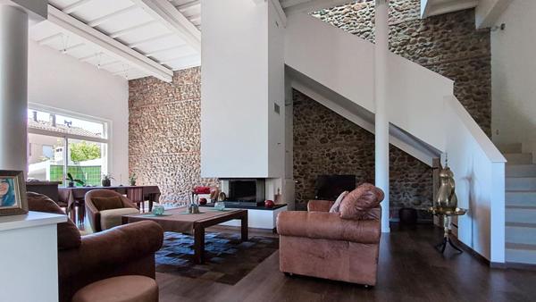 MAS authentique en pierre - Revisité en type LOFT -  Piscine - Haut standing -  4 chambres  ( 3 suites) - Surface 256 M² . 7 Kilomètres de PERPIGNAN  ( 66 000 )