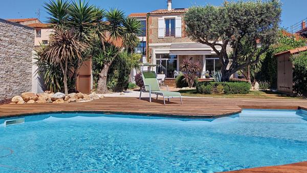 MAS authentique en pierre - Revisité en type LOFT -  Piscine - Haut standing -  4 chambres  ( 3 suites) - Surface 256 M² . 7 Kilomètres de PERPIGNAN  ( 66 000 )