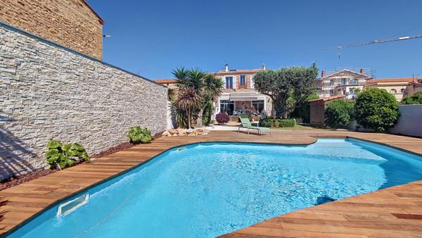 MAS authentique en pierre - Revisité en type LOFT -  Piscine - Haut standing -  4 chambres  ( 3 suites) - Surface 256 M² . 7 Kilomètres de PERPIGNAN  ( 66 000 )