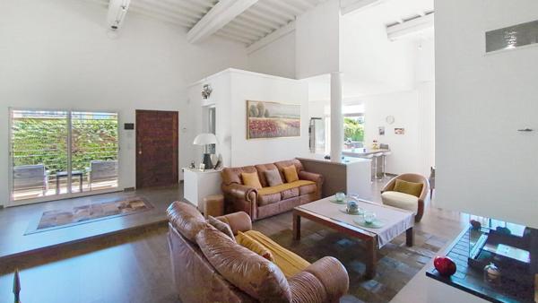 MAS authentique en pierre - Revisité en type LOFT -  Piscine - Haut standing -  4 chambres  ( 3 suites) - Surface 256 M² . 7 Kilomètres de PERPIGNAN  ( 66 000 )