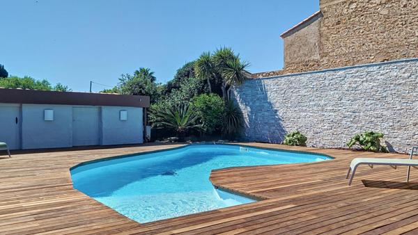 MAS authentique en pierre - Revisité en type LOFT -  Piscine - Haut standing -  4 chambres  ( 3 suites) - Surface 256 M² . 7 Kilomètres de PERPIGNAN  ( 66 000 )