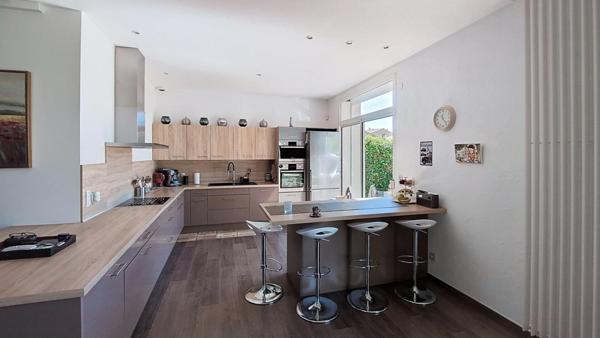 MAS authentique en pierre - Revisité en type LOFT -  Piscine - Haut standing -  4 chambres  ( 3 suites) - Surface 256 M² . 7 Kilomètres de PERPIGNAN  ( 66 000 )