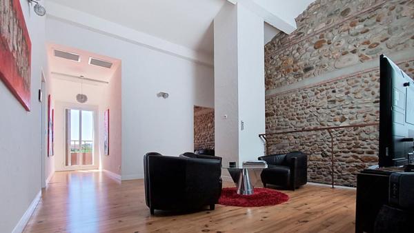 MAS authentique en pierre - Revisité en type LOFT -  Piscine - Haut standing -  4 chambres  ( 3 suites) - Surface 256 M² . 7 Kilomètres de PERPIGNAN  ( 66 000 )