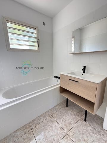 VILLA F4 AVEC JARDIN A LA POSSESSION