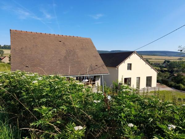 à CURGY (71) - Maison ECO-responsable de 158 m2 (3 pièces), avec garage, atelier et dépendance. Terrain 1555m2.