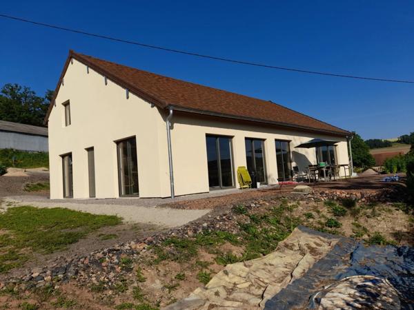 à CURGY (71) - Maison ECO-responsable de 158 m2 (3 pièces), avec garage, atelier et dépendance. Terrain 1555m2.