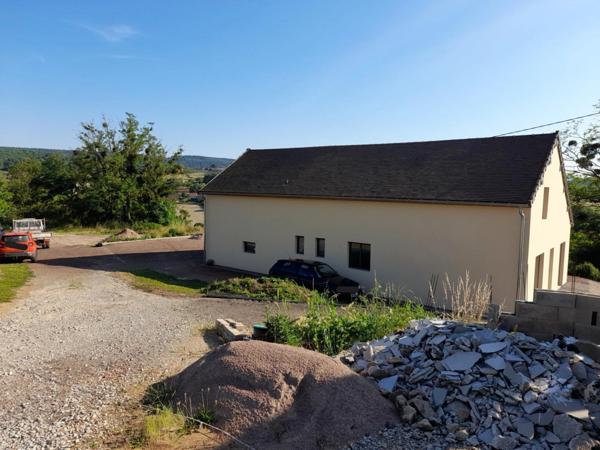 à CURGY (71) - Maison ECO-responsable de 158 m2 (3 pièces), avec garage, atelier et dépendance. Terrain 1555m2.