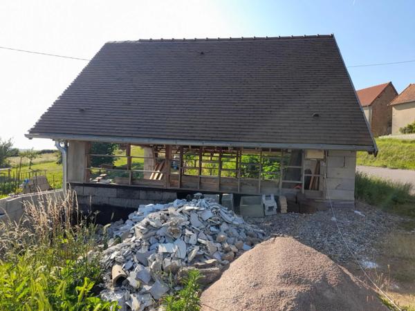 à CURGY (71) - Maison ECO-responsable de 158 m2 (3 pièces), avec garage, atelier et dépendance. Terrain 1555m2.