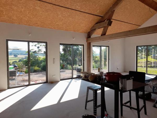 à CURGY (71) - Maison ECO-responsable de 158 m2 (3 pièces), avec garage, atelier et dépendance. Terrain 1555m2.