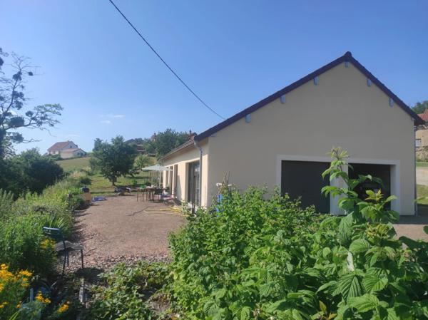 à CURGY (71) - Maison ECO-responsable de 158 m2 (3 pièces), avec garage, atelier et dépendance. Terrain 1555m2.