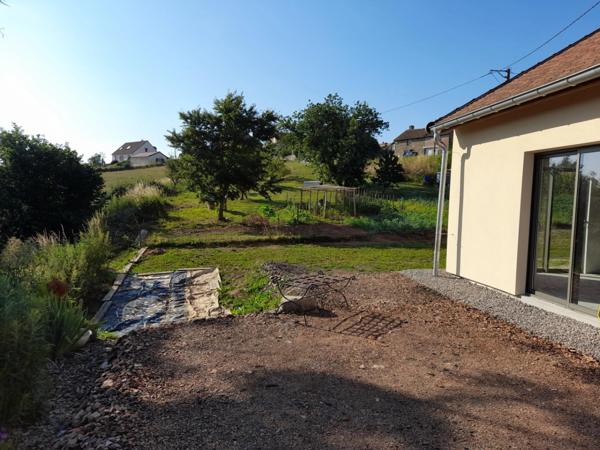 à CURGY (71) - Maison ECO-responsable de 158 m2 (3 pièces), avec garage, atelier et dépendance. Terrain 1555m2.