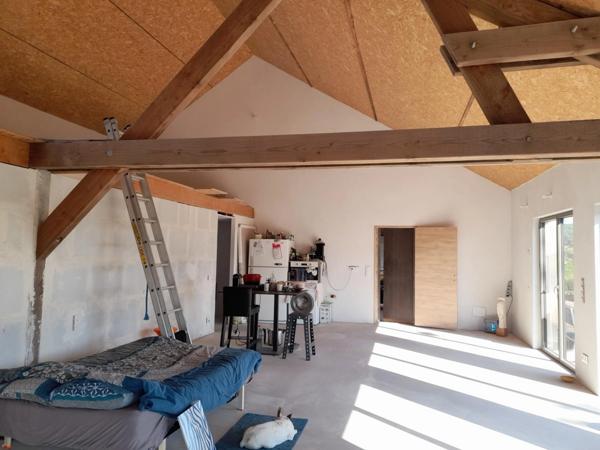 à CURGY (71) - Maison ECO-responsable de 158 m2 (3 pièces), avec garage, atelier et dépendance. Terrain 1555m2.