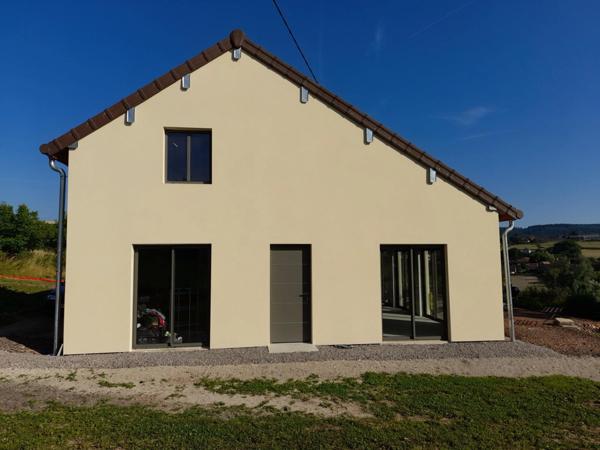 à CURGY (71) - Maison ECO-responsable de 158 m2 (3 pièces), avec garage, atelier et dépendance. Terrain 1555m2.