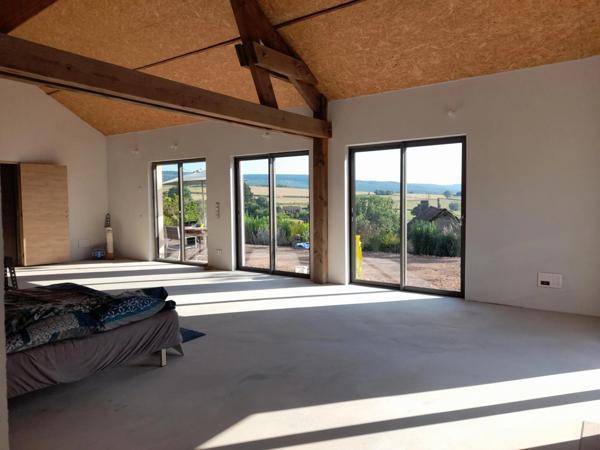 à CURGY (71) - Maison ECO-responsable de 158 m2 (3 pièces), avec garage, atelier et dépendance. Terrain 1555m2.