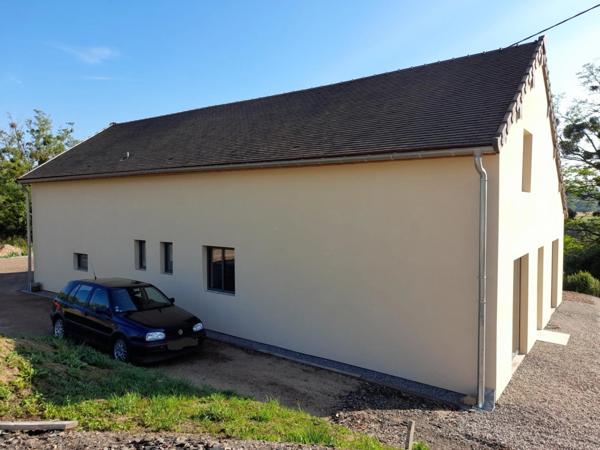 à CURGY (71) - Maison ECO-responsable de 158 m2 (3 pièces), avec garage, atelier et dépendance. Terrain 1555m2.